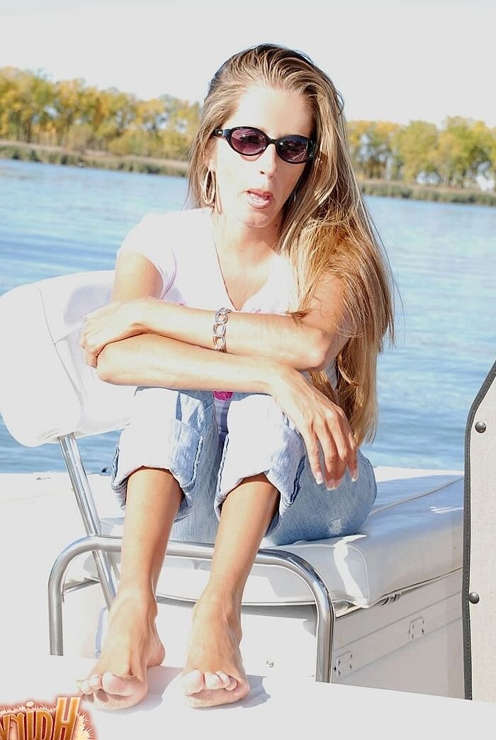 21P Lori Anderson, superbe MILF maigre, taquine avec ses bras poilus et ses lunettes de soleil.
