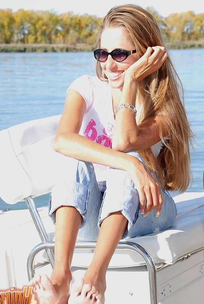 21P Lori Anderson, superbe MILF maigre, taquine avec ses bras poilus et ses lunettes de soleil.