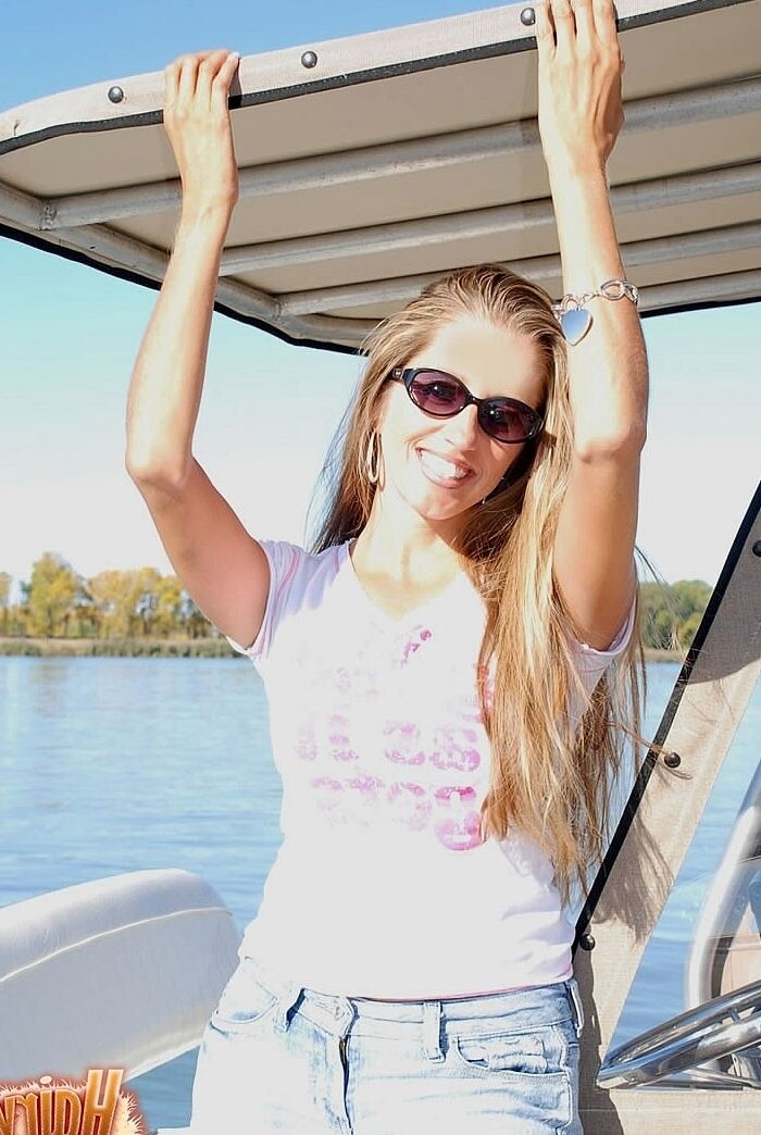 21P Lori Anderson, superbe MILF maigre, taquine avec ses bras poilus et ses lunettes de soleil.