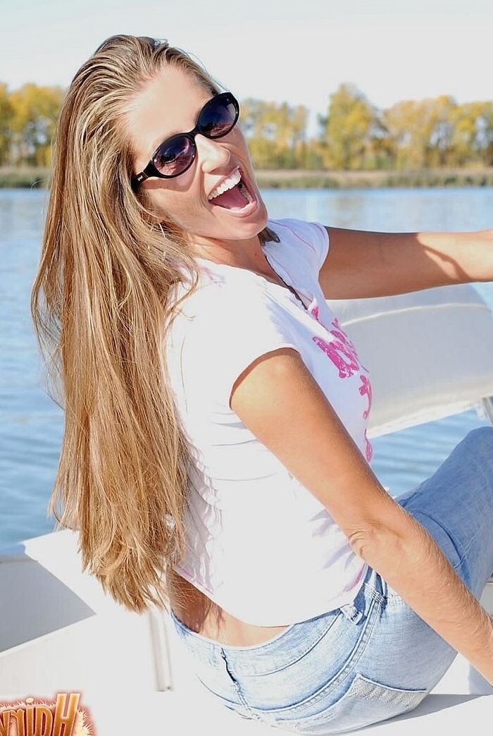 21P Lori Anderson, superbe MILF maigre, taquine avec ses bras poilus et ses lunettes de soleil.