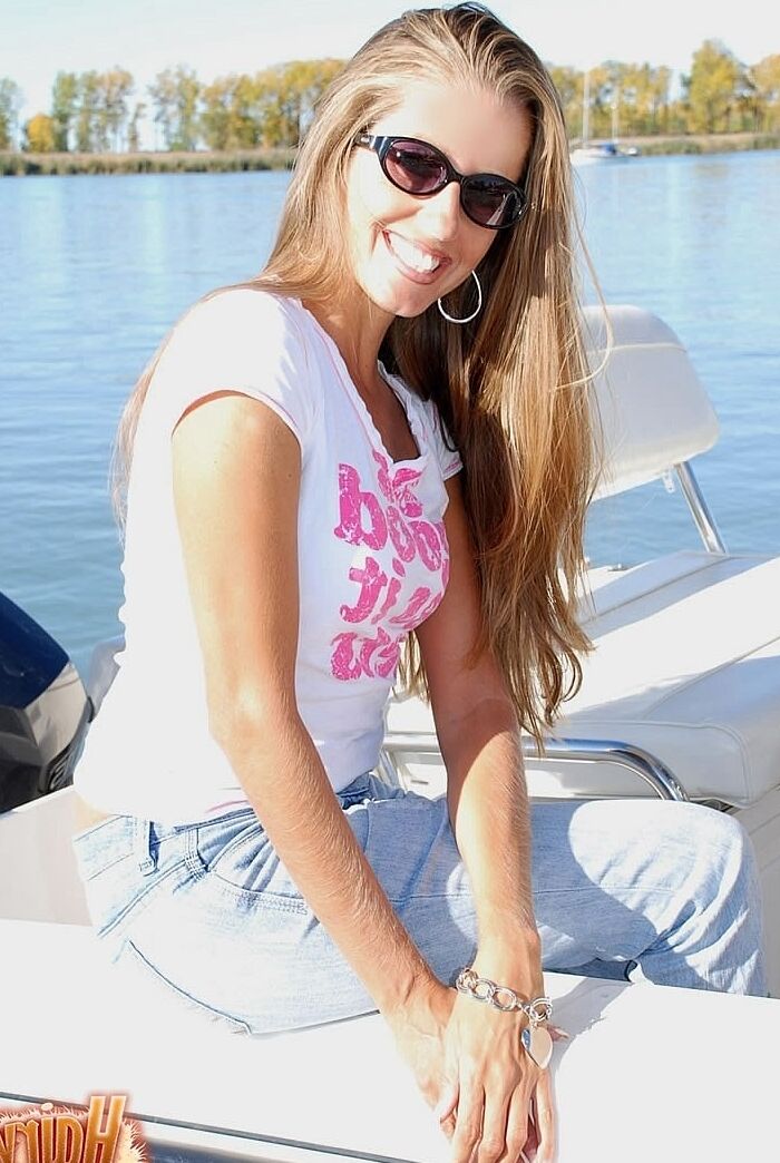 21P Lori Anderson, superbe MILF maigre, taquine avec ses bras poilus et ses lunettes de soleil.