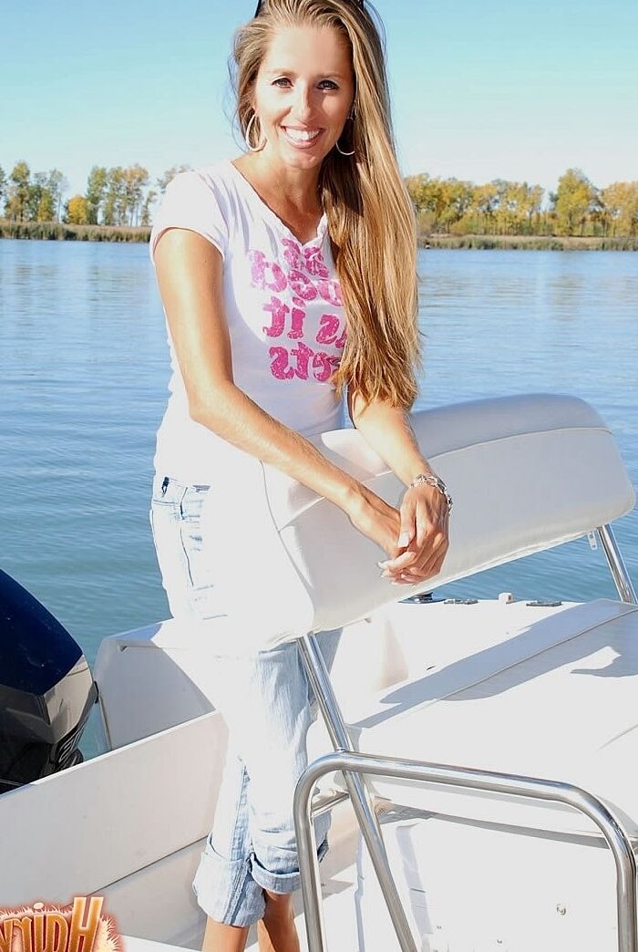 21P Lori Anderson, superbe MILF maigre, taquine avec ses bras poilus et ses lunettes de soleil.