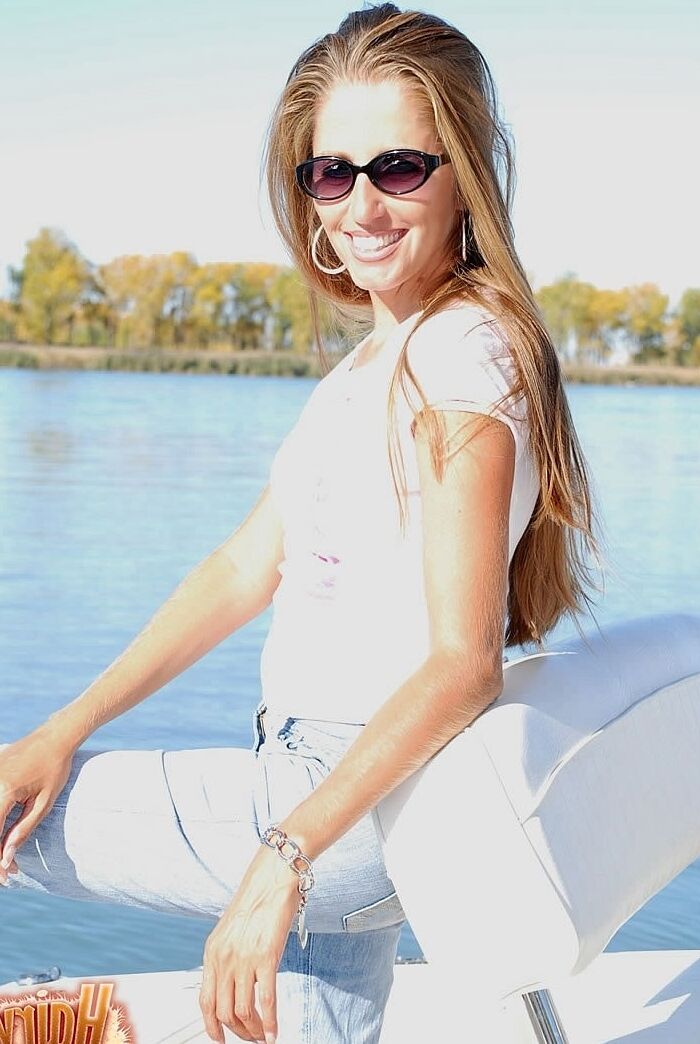 21P Lori Anderson, superbe MILF maigre, taquine avec ses bras poilus et ses lunettes de soleil.