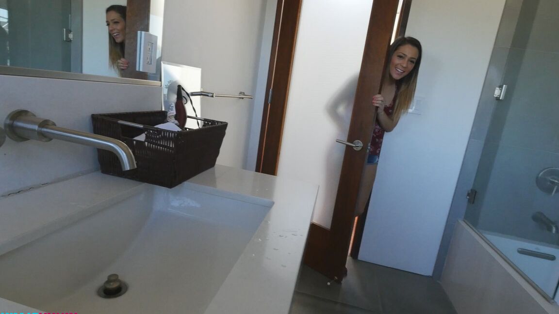 21P La adolescente morena Jaye Summers hace una mamada en POV y recibe una polla en su coño recortado