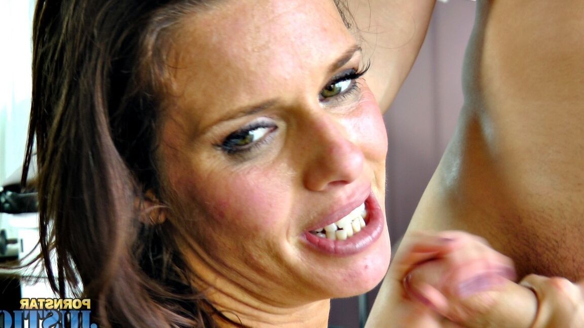 21P Bosomy MILF Veronica Avluv sendo pega com força por seu jovem amante pendurado