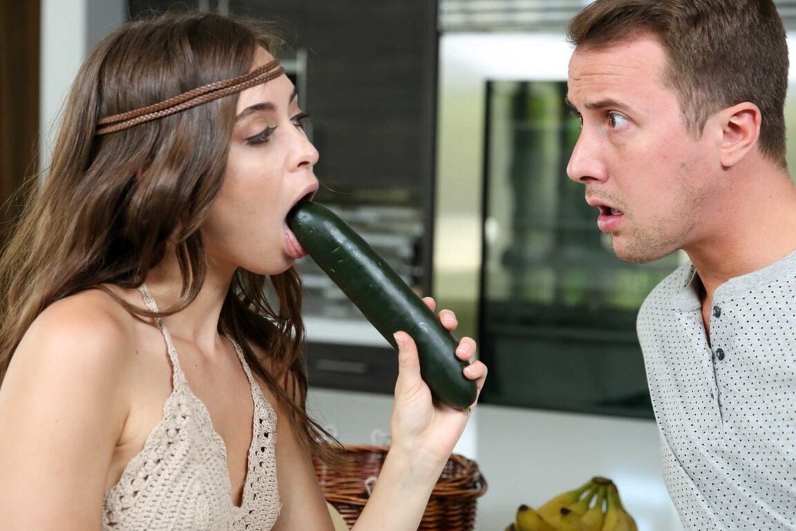 21P Der süße Teenie-Pornostar Riley Reid spreizt ihre Beine und wird von einem Fremden gerammt