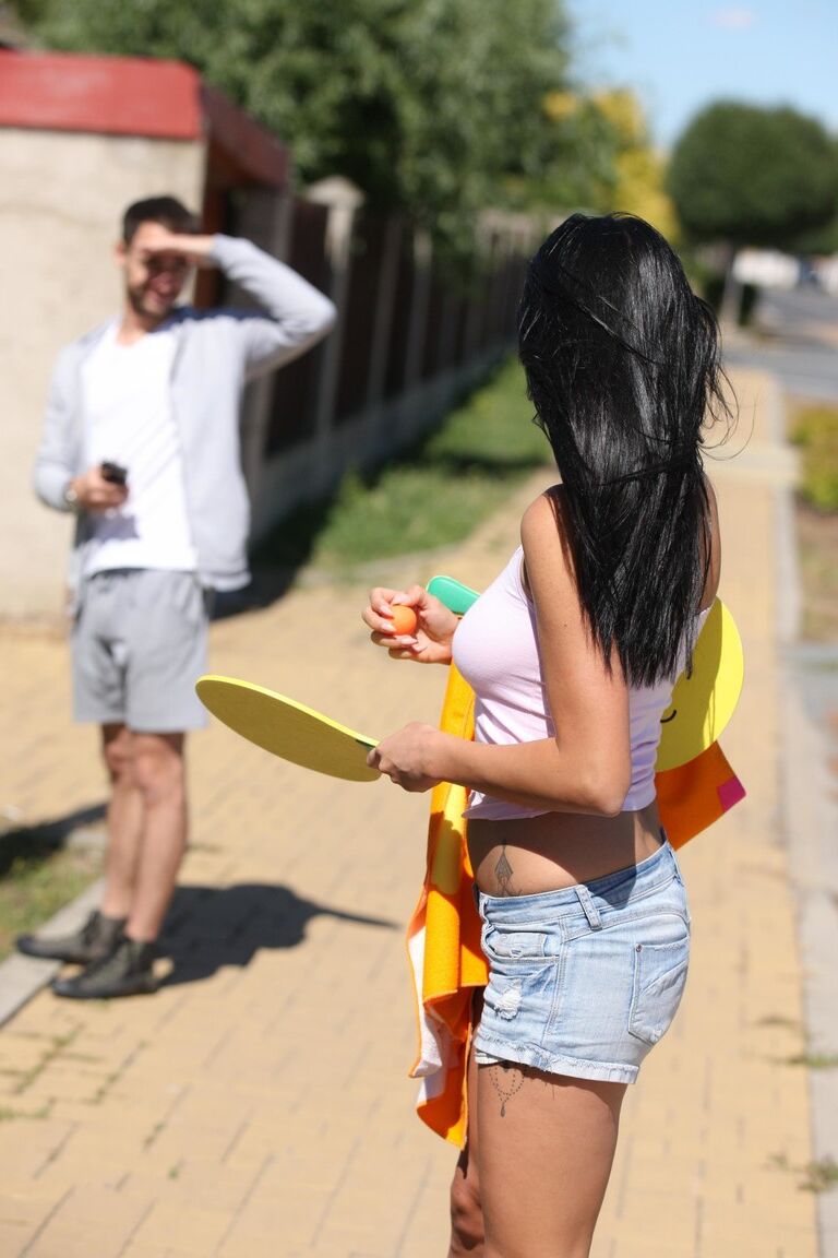 21P La europea de pelo negro Foxxi Black recibe la polla de su novio durante un picnic