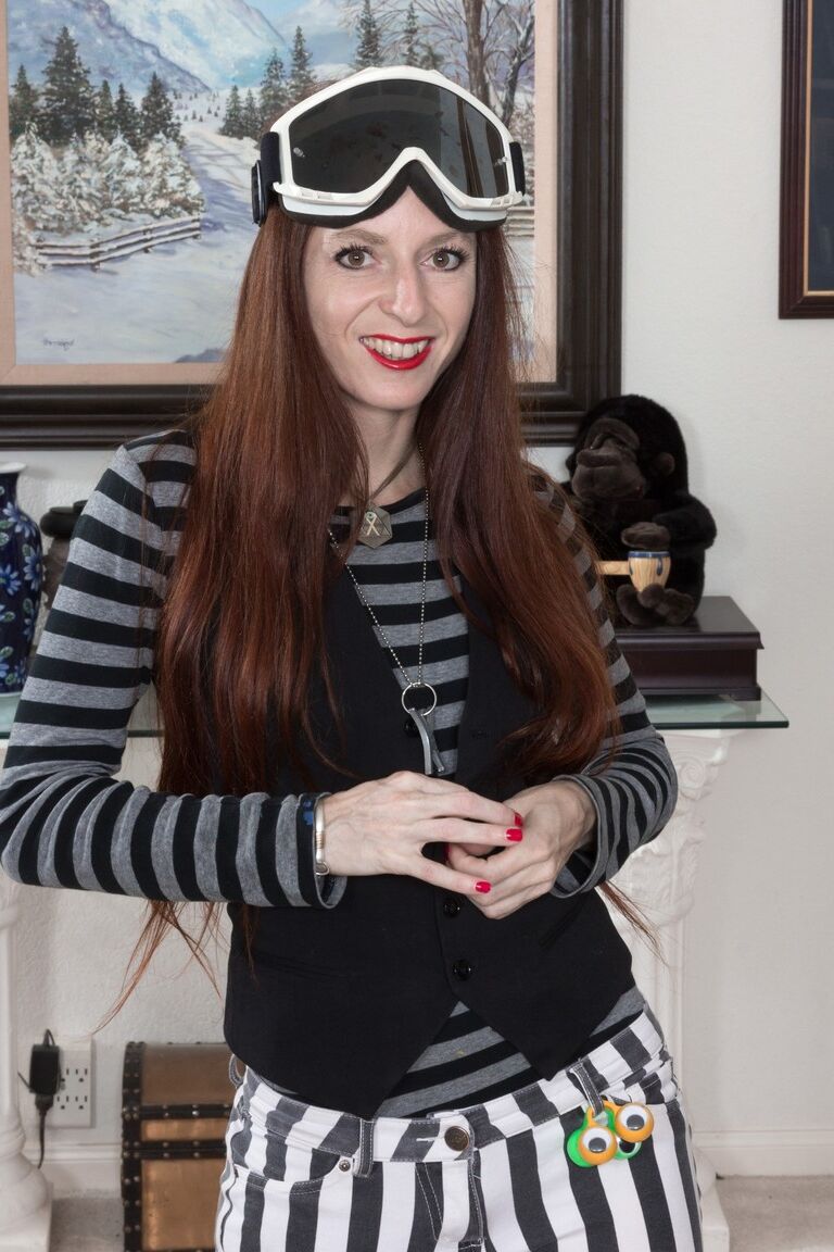 21P Evane Nordstern, magra e madura, tira suas roupas de inverno e revela seu arbusto