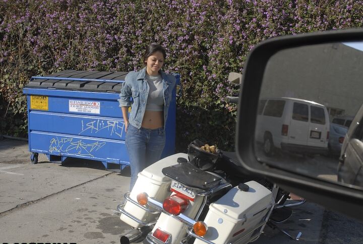 18P Brunette Latina MILF Evie Delatosso pose de manière séduisante sur la moto