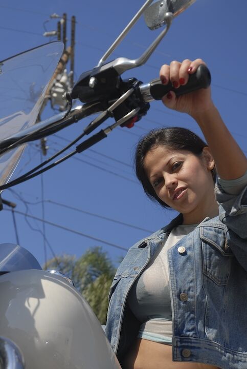 18P Brunette Latina MILF Evie Delatosso pose de manière séduisante sur la moto