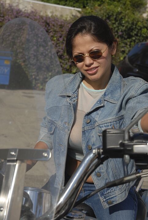 18P Brunette Latina MILF Evie Delatosso pose de manière séduisante sur la moto
