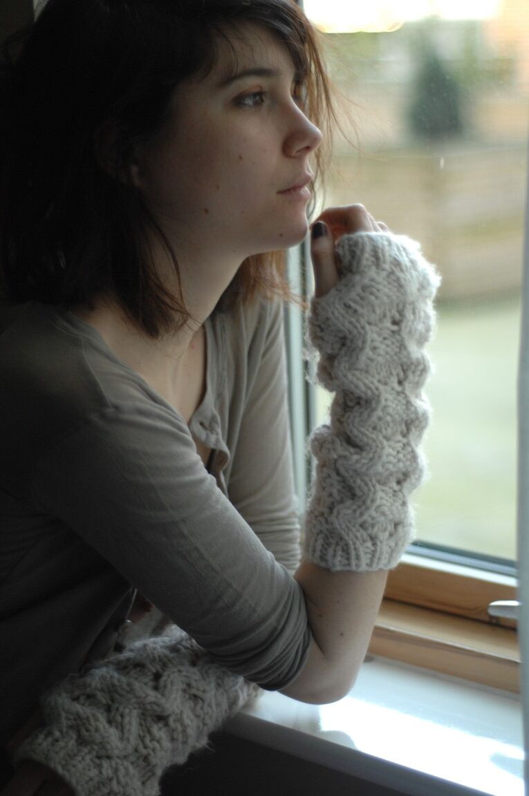 21P Estelle K, une jeune mince, se déshabille avec des gants sans doigts en lisant un manga.