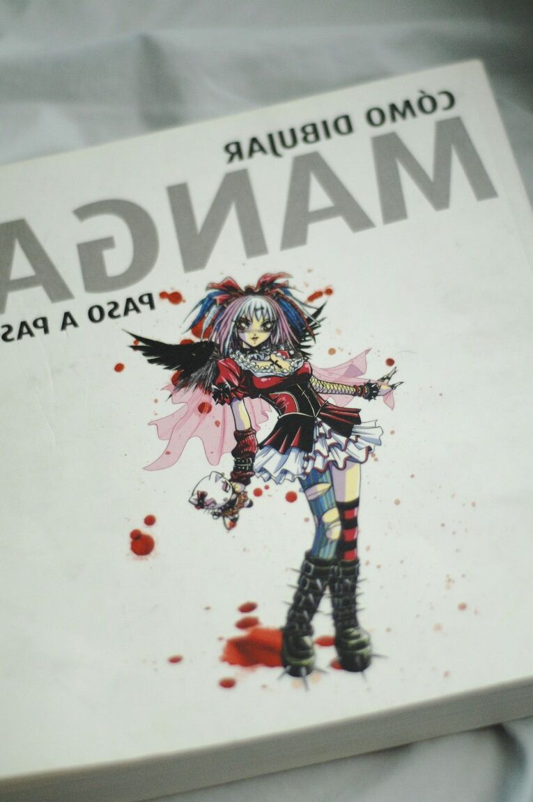 21P Estelle K, une jeune mince, se déshabille avec des gants sans doigts en lisant un manga.
