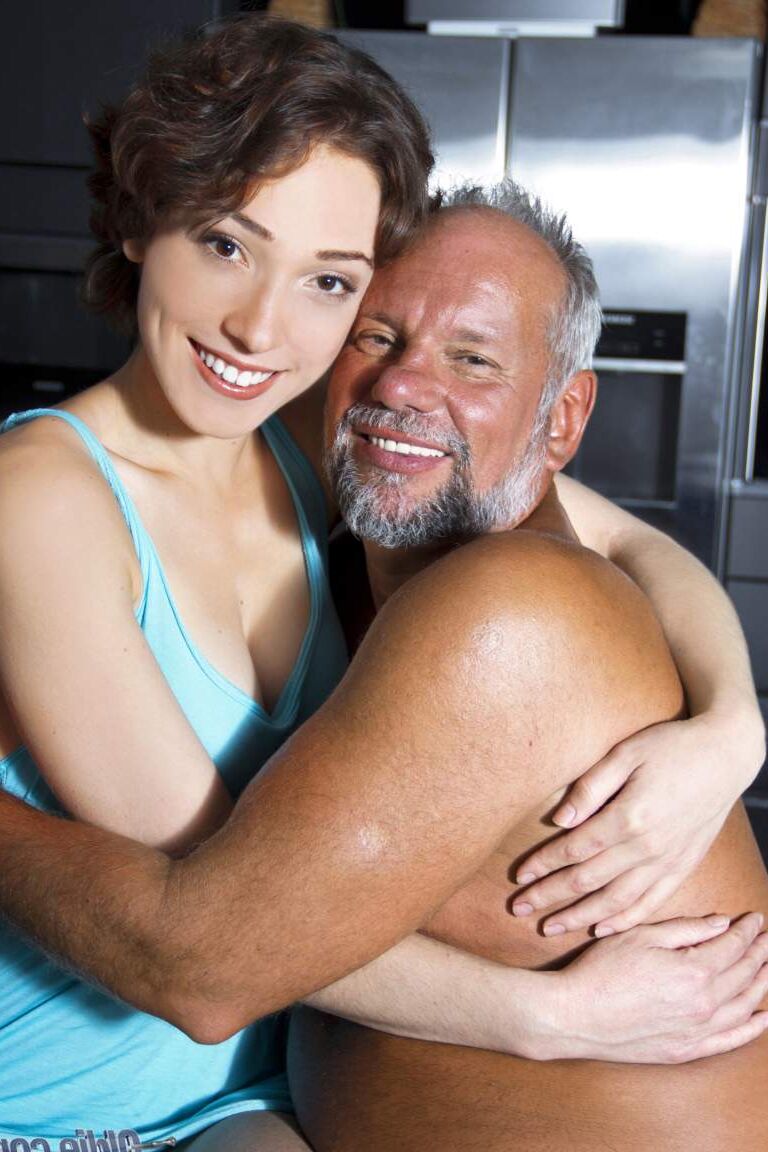 21P La camarera adolescente Lily Labeau follada a cuatro patas por un viejo