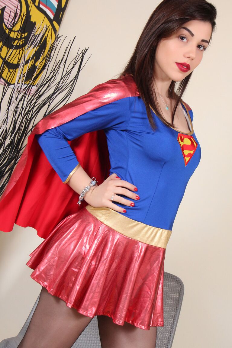 10P A modelo Solo Petra liberta seus pés revestidos de mangueira das botas de couro em traje de cosplay