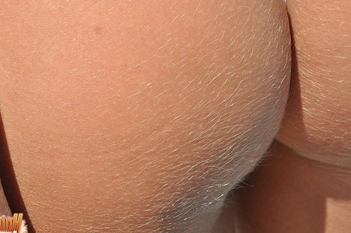 21P sexy babe with tiny boobs Lori Anderson flaunts her hairy arms in the pool