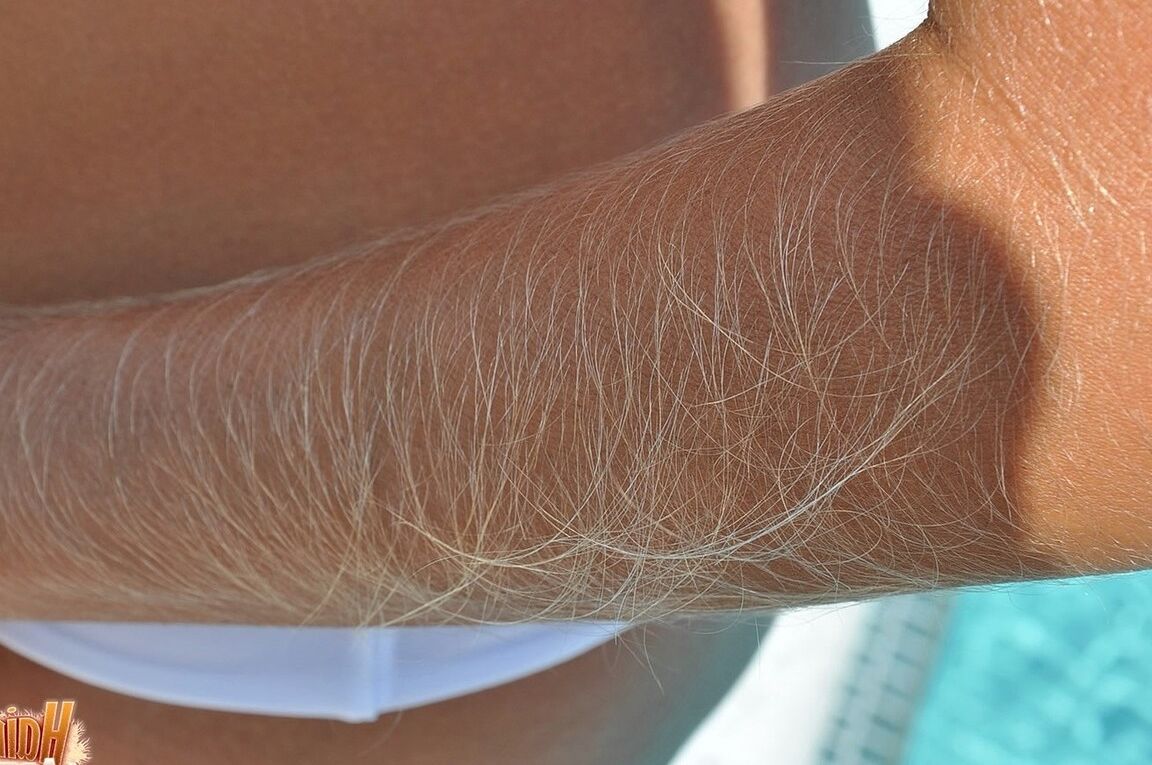 21P sexy babe with tiny boobs Lori Anderson flaunts her hairy arms in the pool