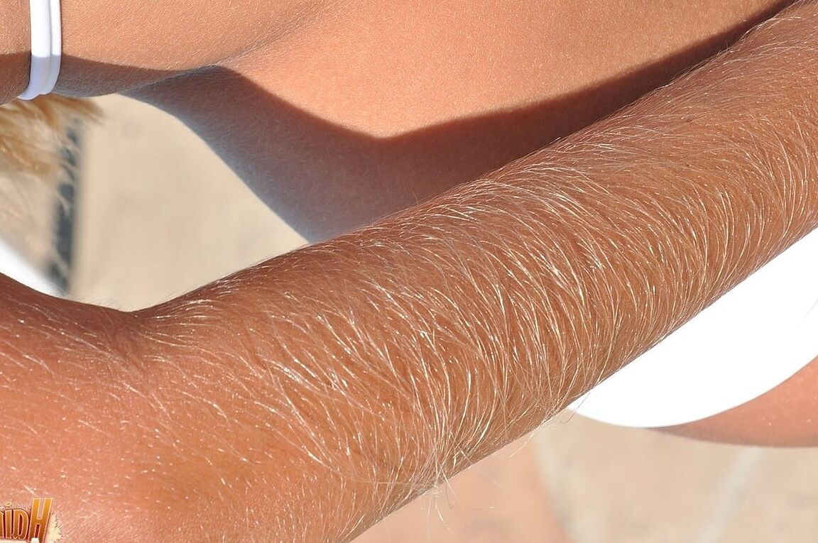 21P sexy babe with tiny boobs Lori Anderson flaunts her hairy arms in the pool