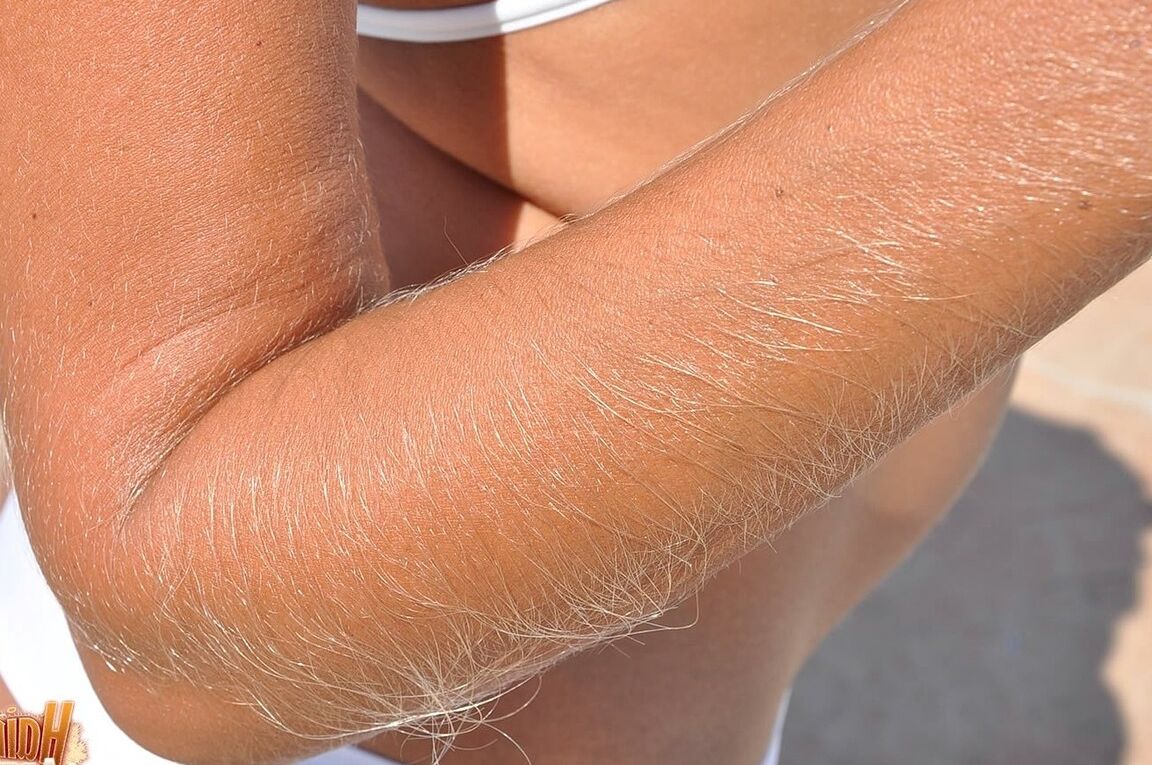 21P sexy babe with tiny boobs Lori Anderson flaunts her hairy arms in the pool