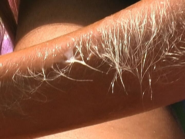 21P Mamá amateur pervertida con brazos peludos Lori Anderson hace una paja