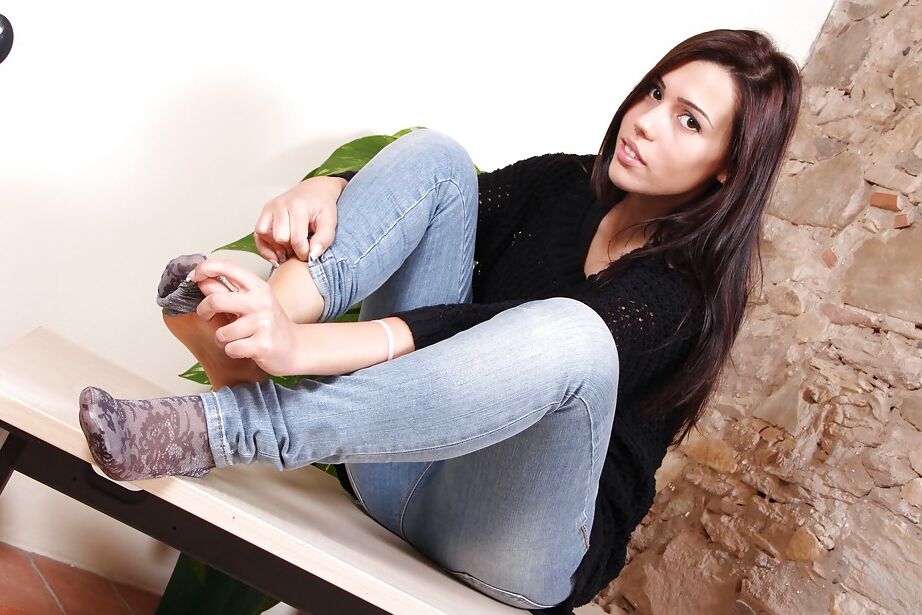 16P La guapa Petra se quita lindos calcetines para exponer sus sexys pies descalzos