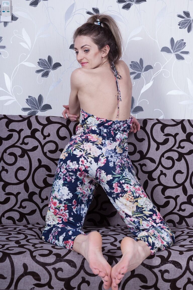 21P Brünettes Mädchen mit dünner Figur Olivia Arden spielt mit ihrer buschigen Möse