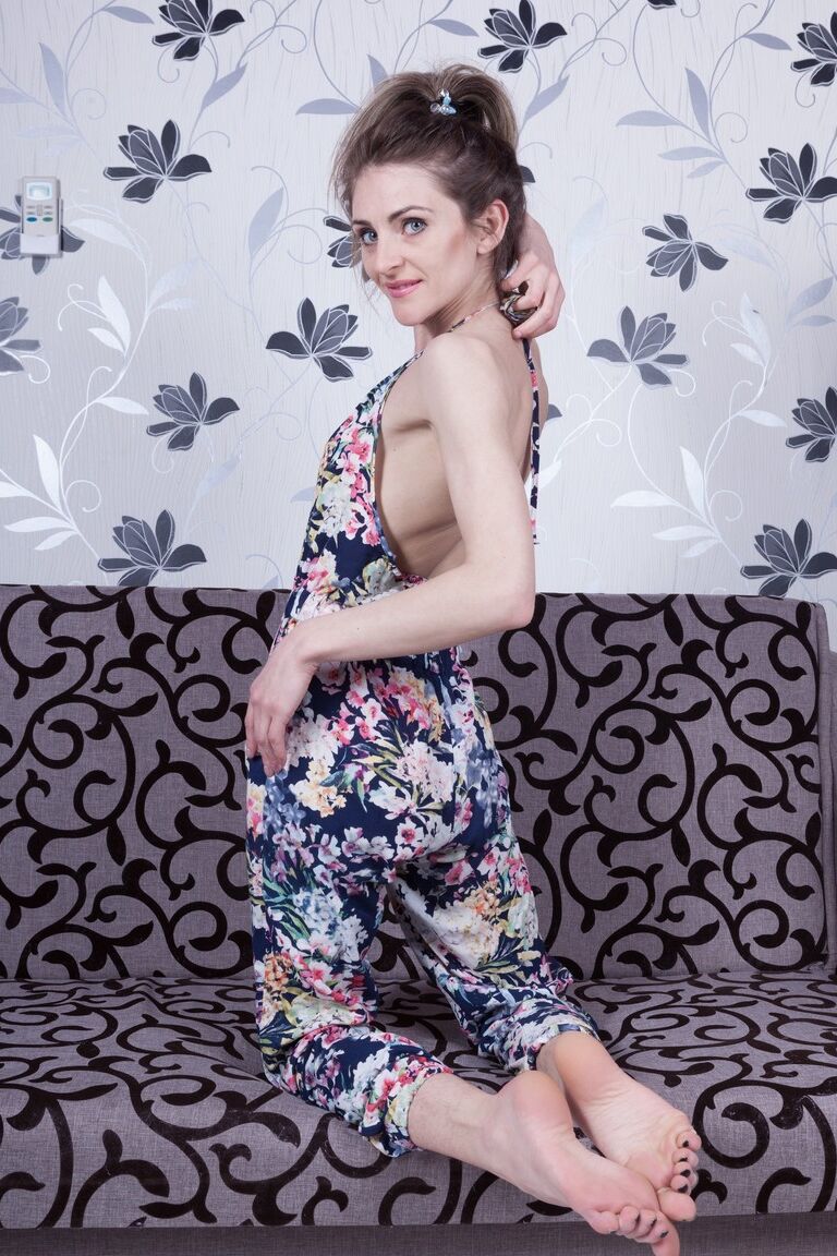 21P Brünettes Mädchen mit dünner Figur Olivia Arden spielt mit ihrer buschigen Möse