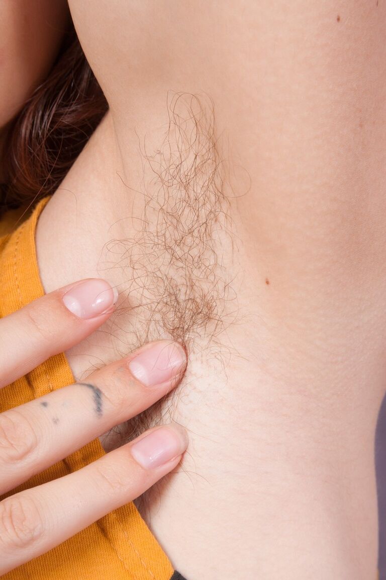 21P Die dünne Amateurin Aislynn enthüllt im heimischen Fitnessstudio ihre haarigen Achselhöhlen und ihre Fotze