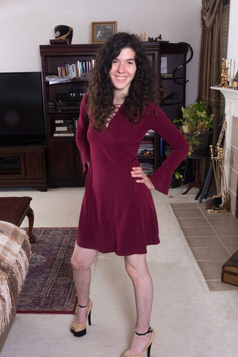 21P Amateur Silki Smith zieht ihr rotes Kleid aus und spielt mit ihrer unglaublich buschigen Möse