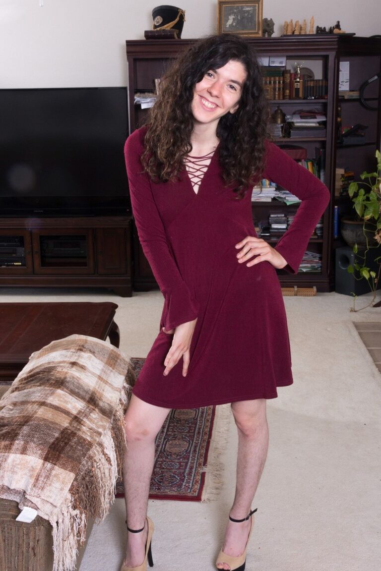 21P Amateur Silki Smith zieht ihr rotes Kleid aus und spielt mit ihrer unglaublich buschigen Möse