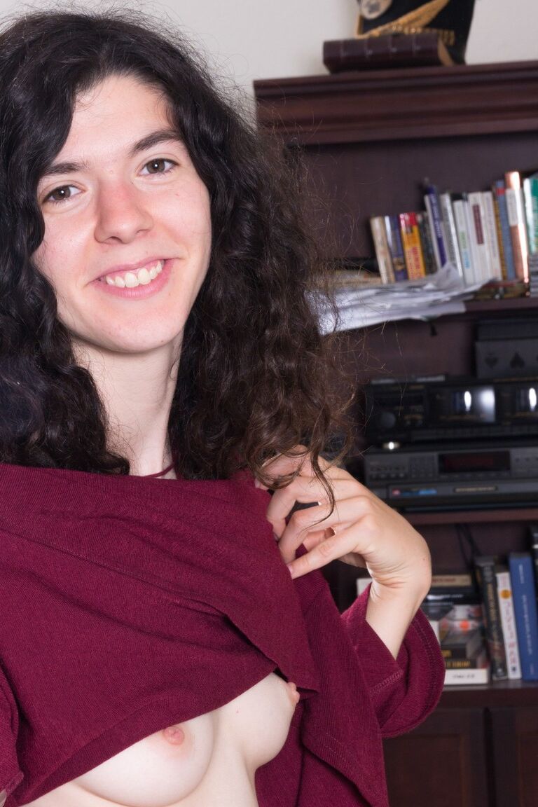 21P Amateur Silki Smith zieht ihr rotes Kleid aus und spielt mit ihrer unglaublich buschigen Möse