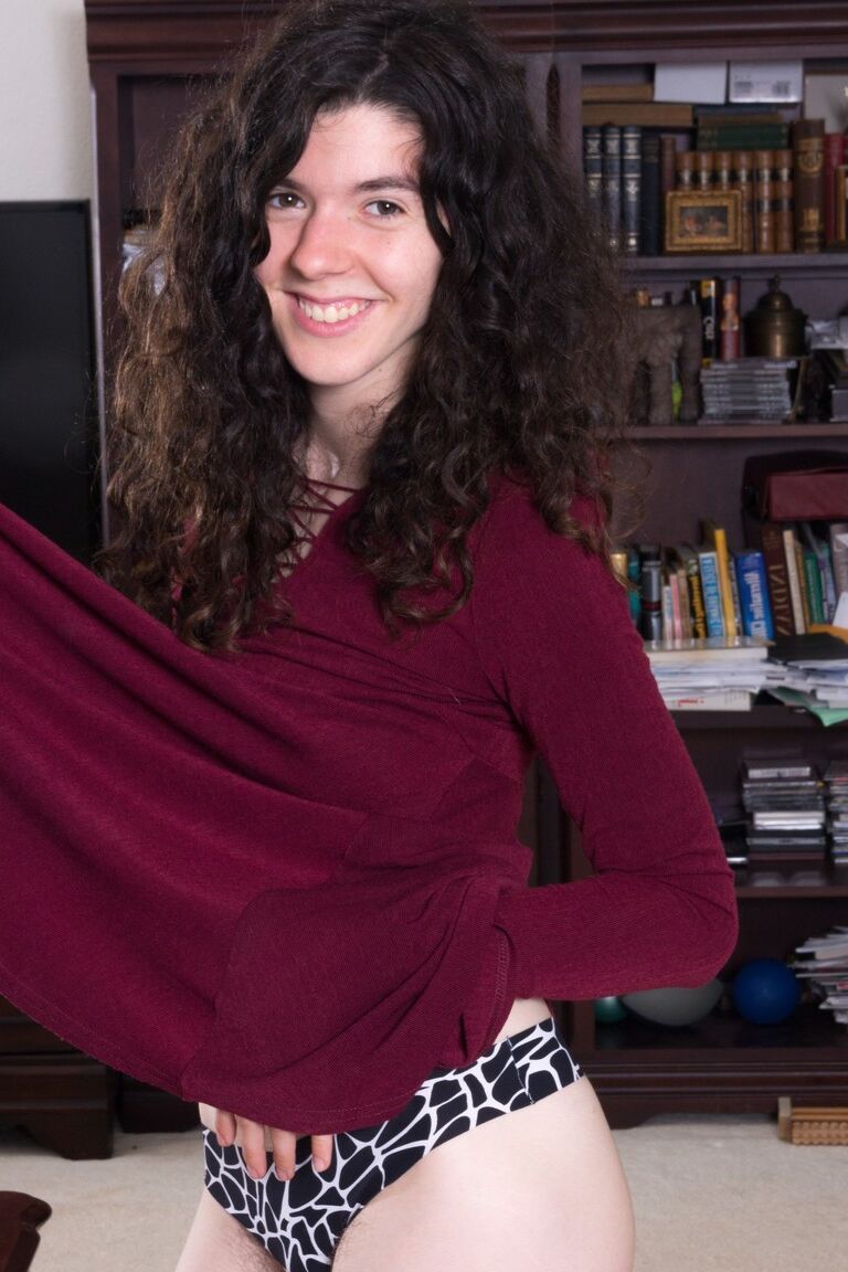 21P Amateur Silki Smith zieht ihr rotes Kleid aus und spielt mit ihrer unglaublich buschigen Möse