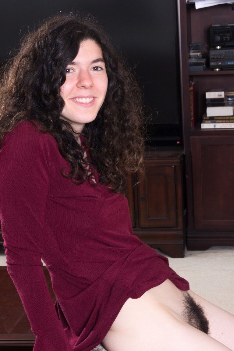 21P Amateur Silki Smith zieht ihr rotes Kleid aus und spielt mit ihrer unglaublich buschigen Möse