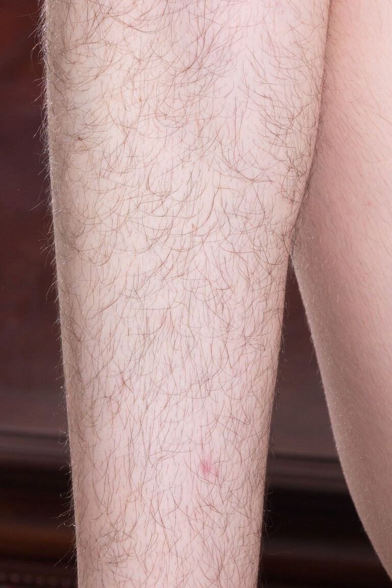 21P Amateur Silki Smith zieht ihr rotes Kleid aus und spielt mit ihrer unglaublich buschigen Möse