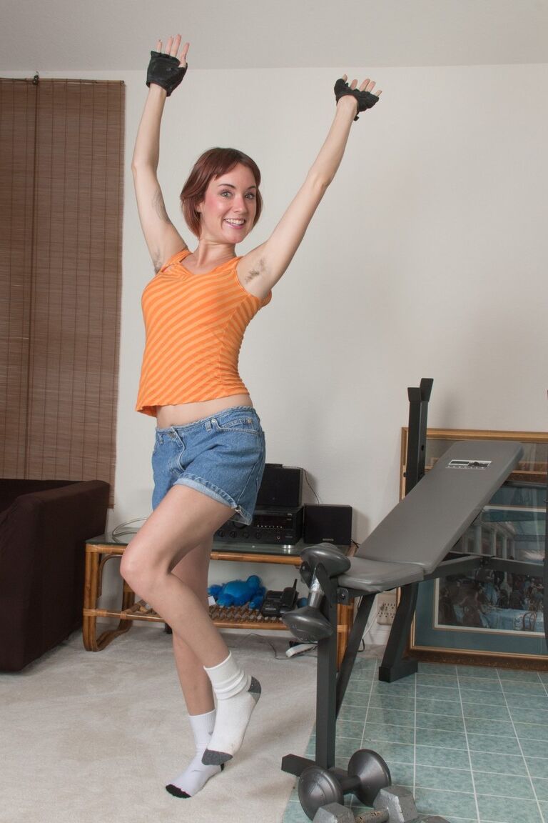 17P 毛むくじゃらの腋毛を持つスレンダー少女ルビー・ローズがショートパンツを脱ぐ