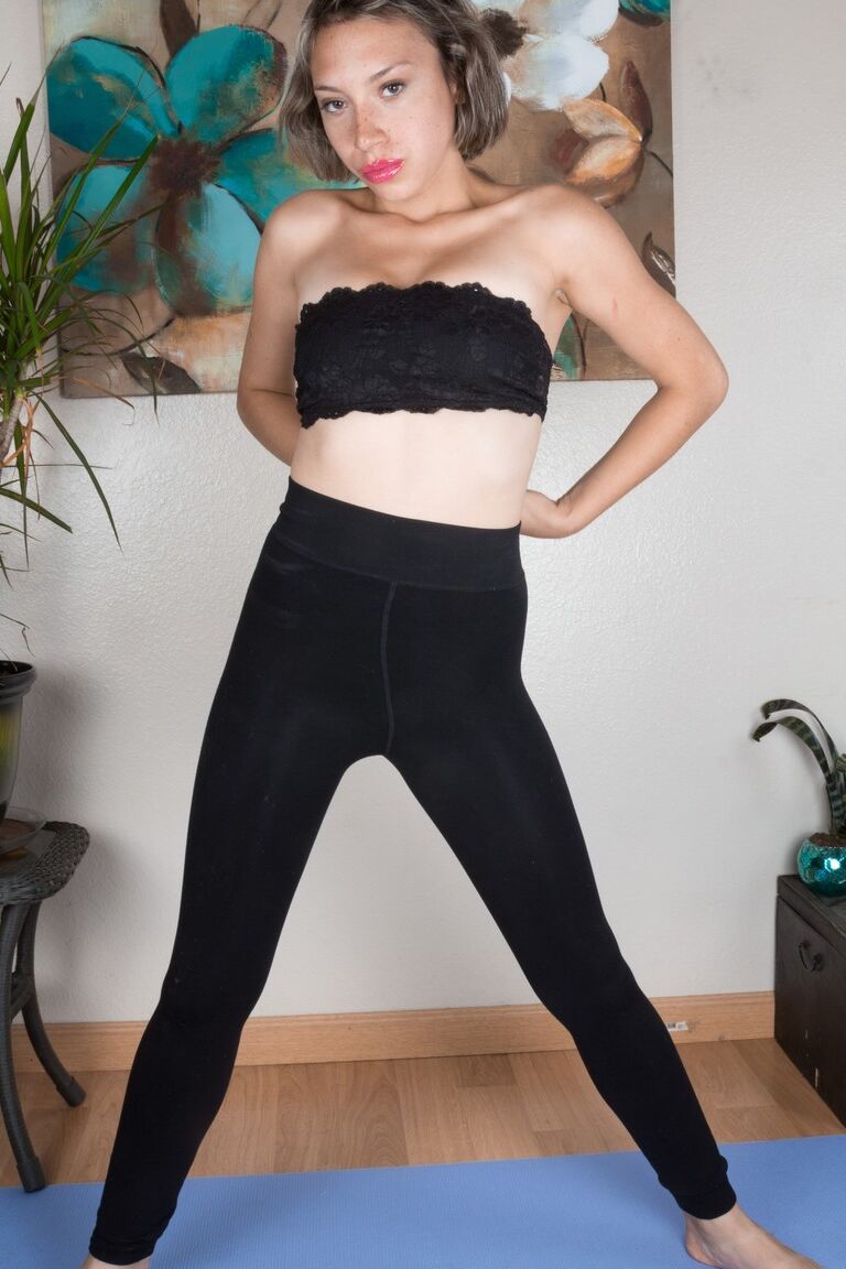 21P La chaude amatrice Amber Faye révèle son entrejambe poilu tout en faisant du yoga sur le sol