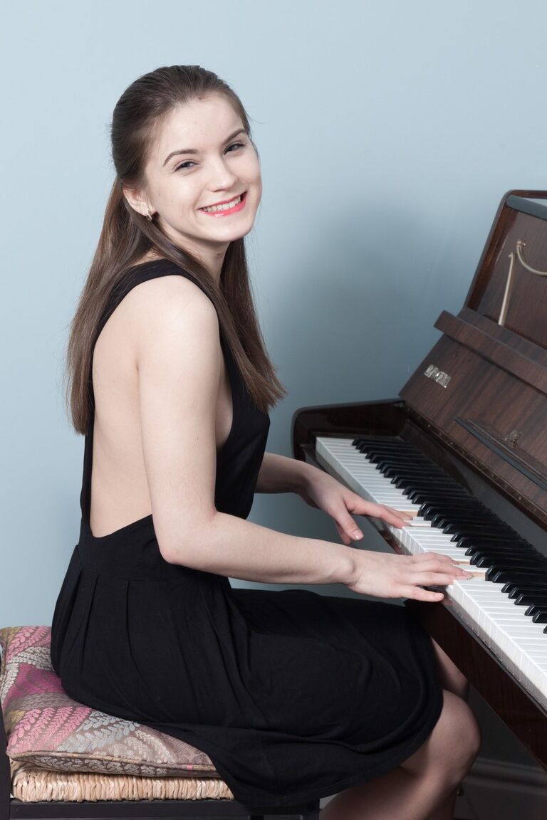 18P La hermosa pianista Evelina Darling se desnuda frente al piano para lucir su raja muy peluda