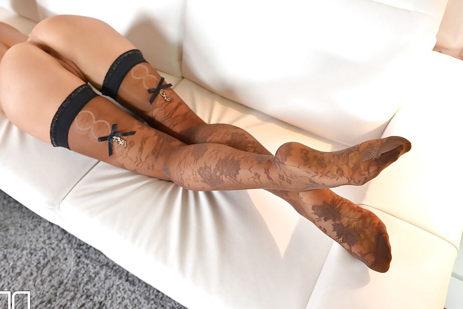 16P Nena adolescente adornada con piernas largas de nailon y tacones altos revela sus sexys pies descalzos