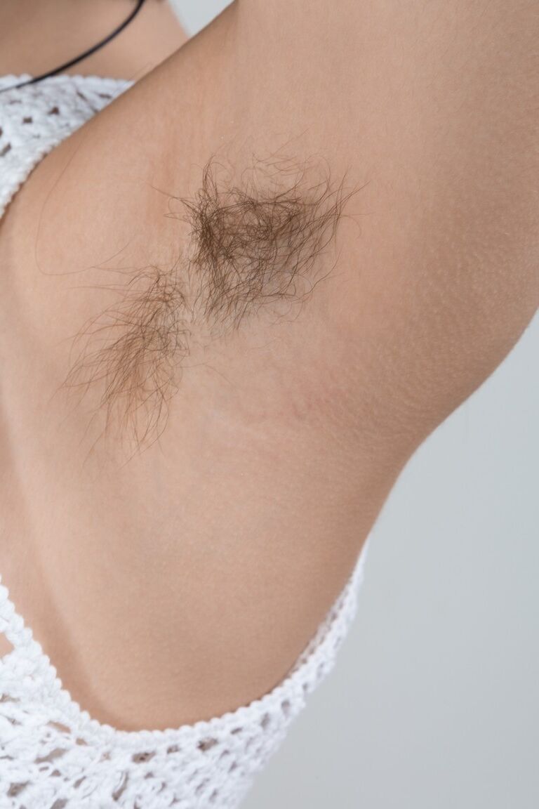 21P Ole Nina montre des fosses poilues