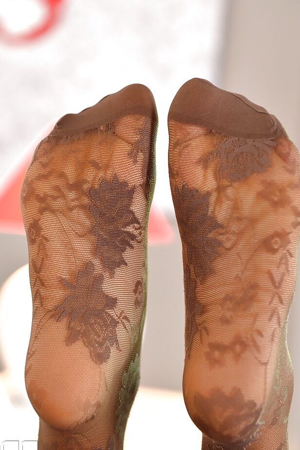 16P Leggy adolescente solo menina tira as meias para expor os pés descalços sensuais
