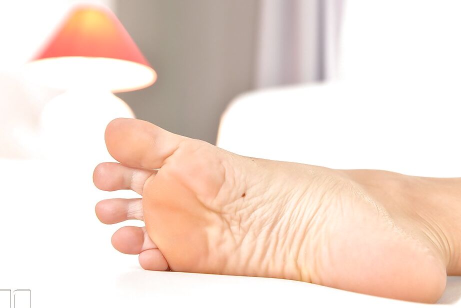 16P Leggy adolescente solo menina tira as meias para expor os pés descalços sensuais