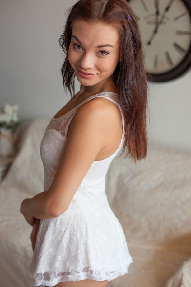 18P A linda adolescente gostosa Nici gosta de tirar seu vestido branco