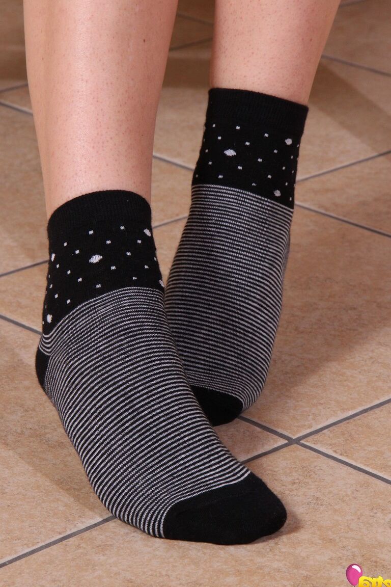 10P Brunette chick free her flexible toes and soles of feet from socks