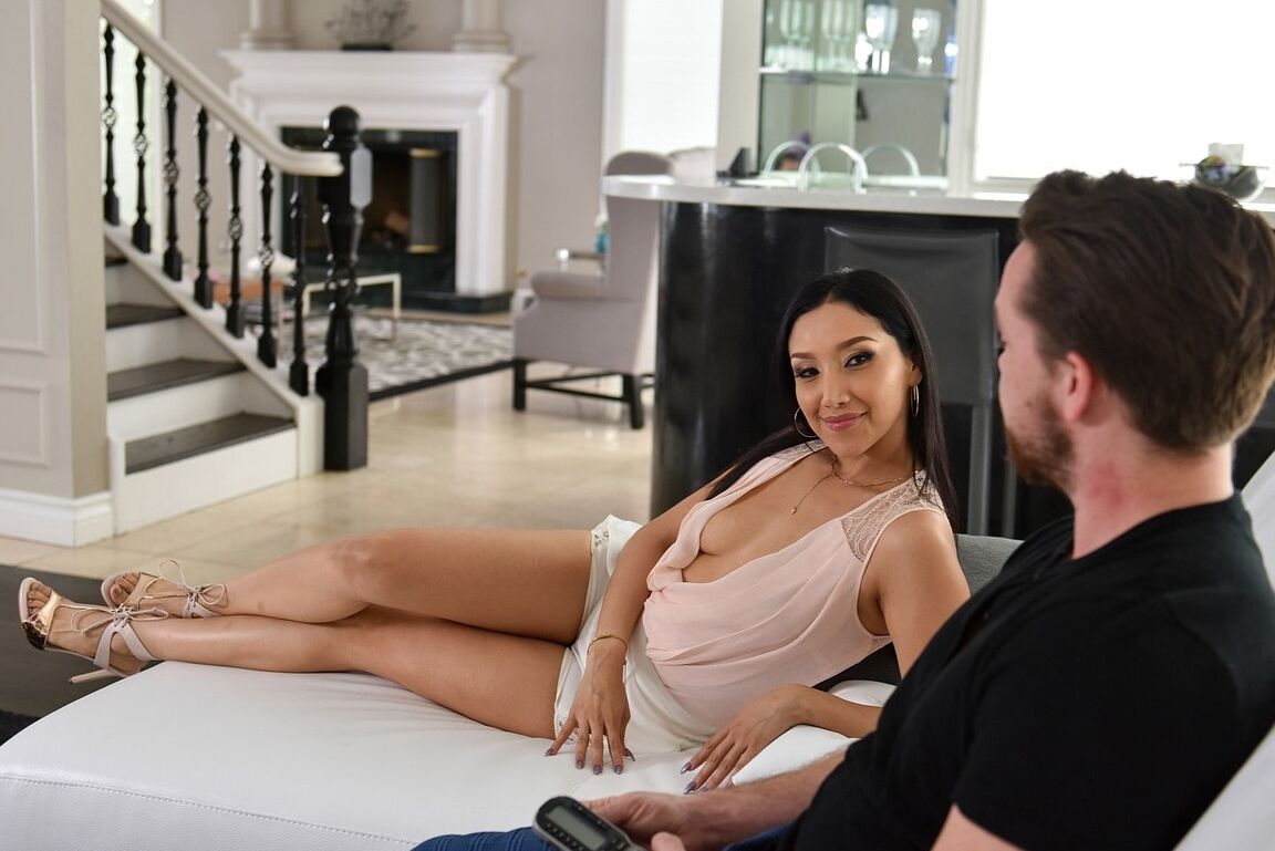 Die 20P Sexy Latina MILF Vicki Chase gibt beim wilden Sex auf der Couch einen knisternden Footjob