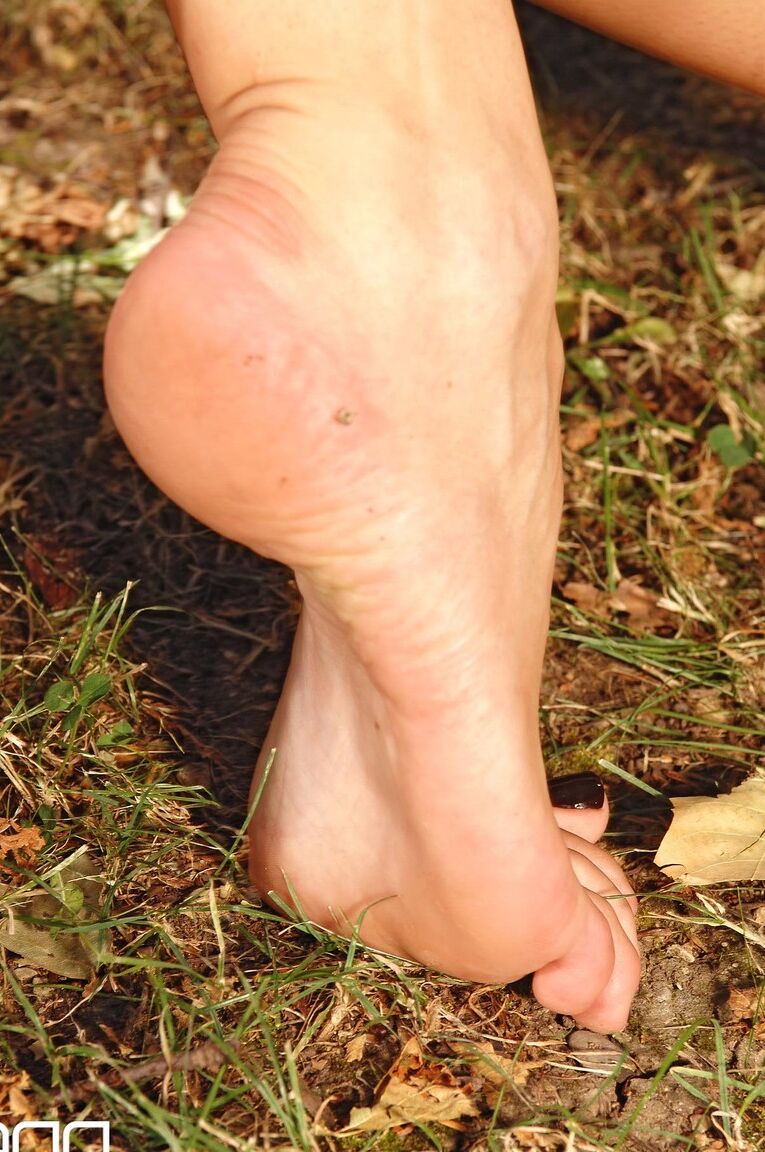 21P La MILF tetona Jelena Jensen haciendo alarde de sus pies chupables