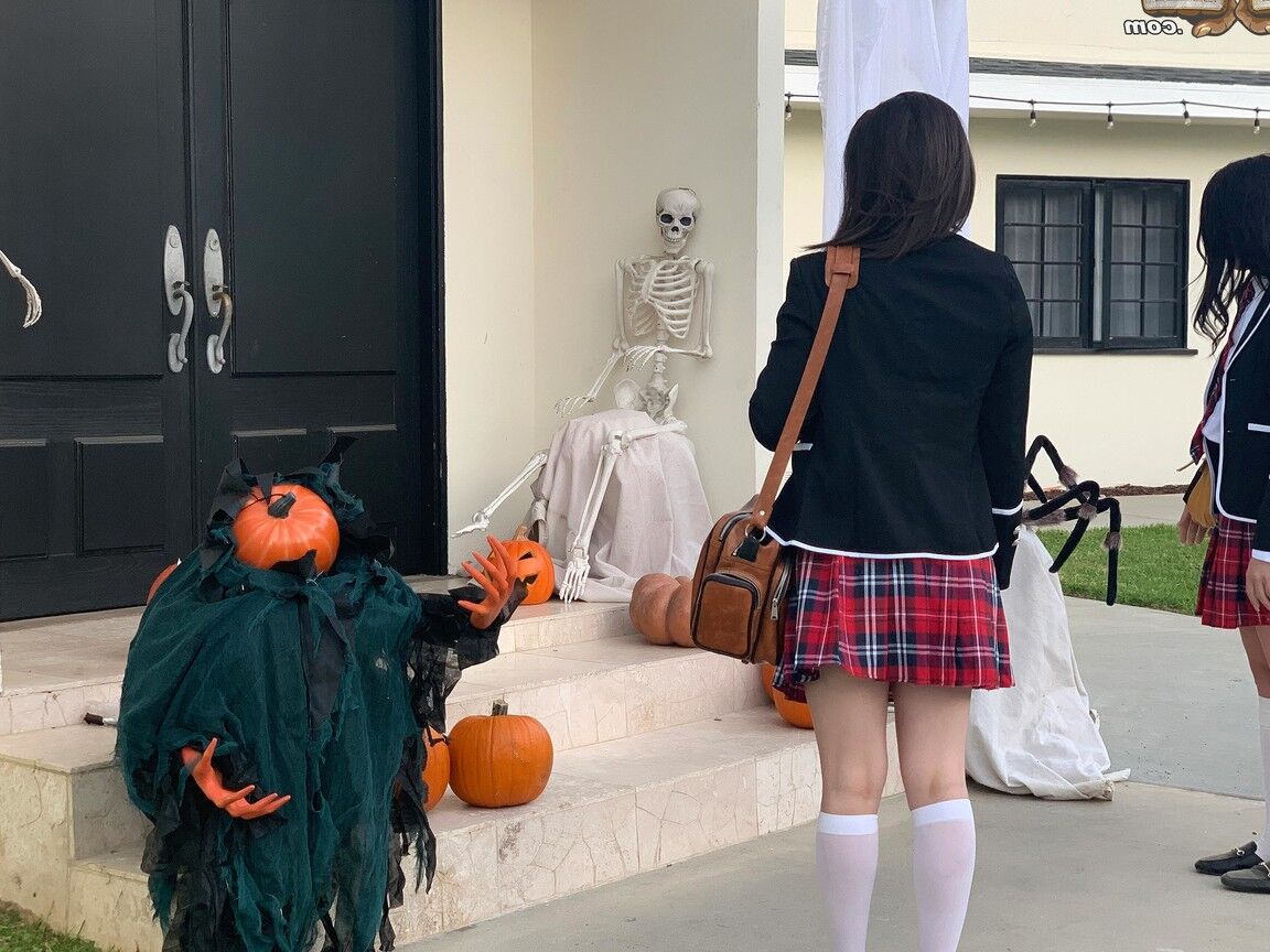21P Estudantes travessas tiram a roupa e compartilham uma enorme tesão negra na noite de Halloween