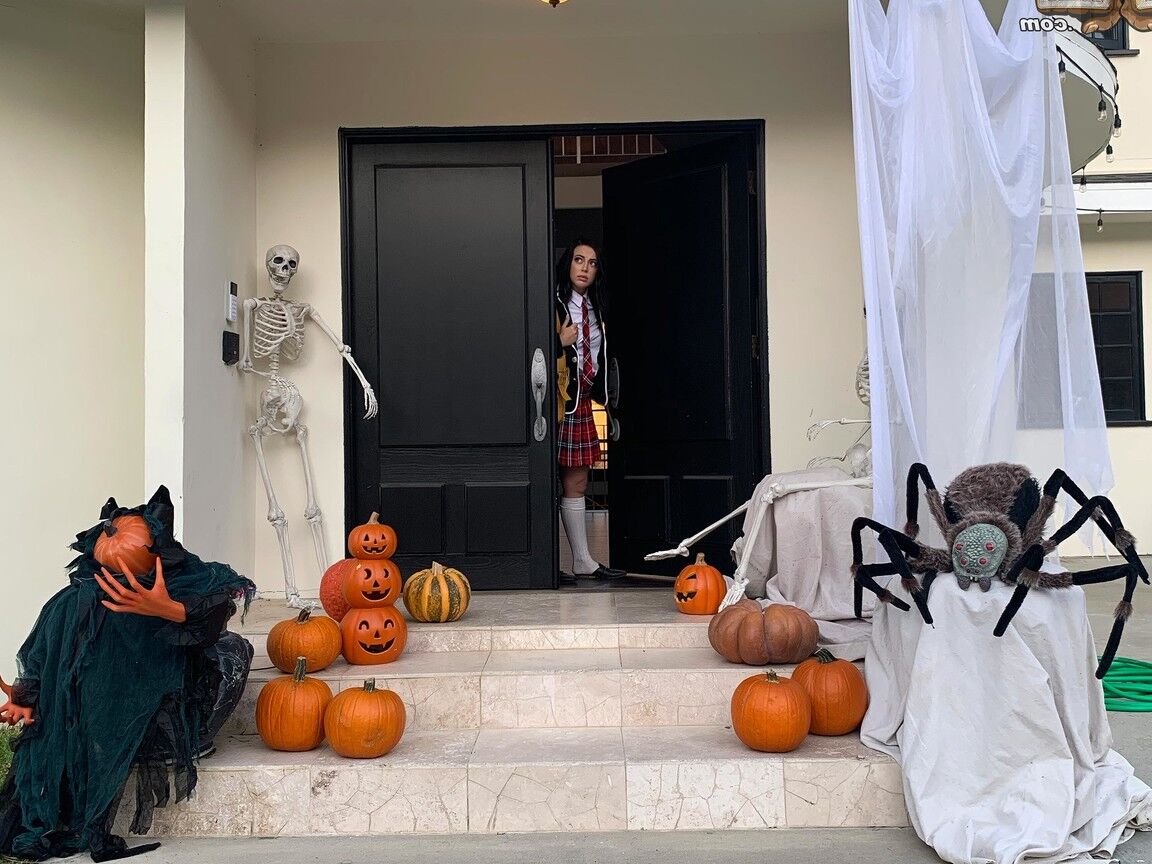 21P Estudantes travessas tiram a roupa e compartilham uma enorme tesão negra na noite de Halloween
