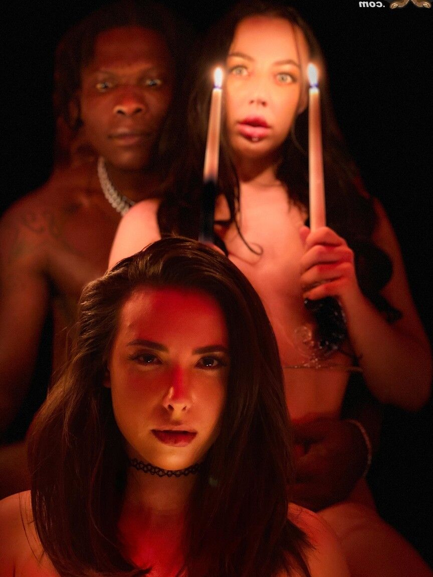 21P Estudantes travessas tiram a roupa e compartilham uma enorme tesão negra na noite de Halloween