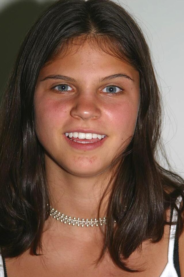 16P Girl next door Jasmine tries her hand at being a nude model for the first time