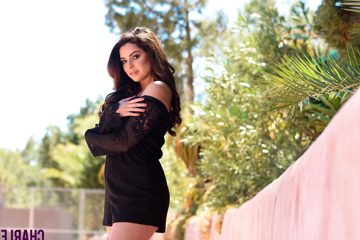 16P La chica morena sola Charley S se burla contra un muro de hormigón solo con tanga negro